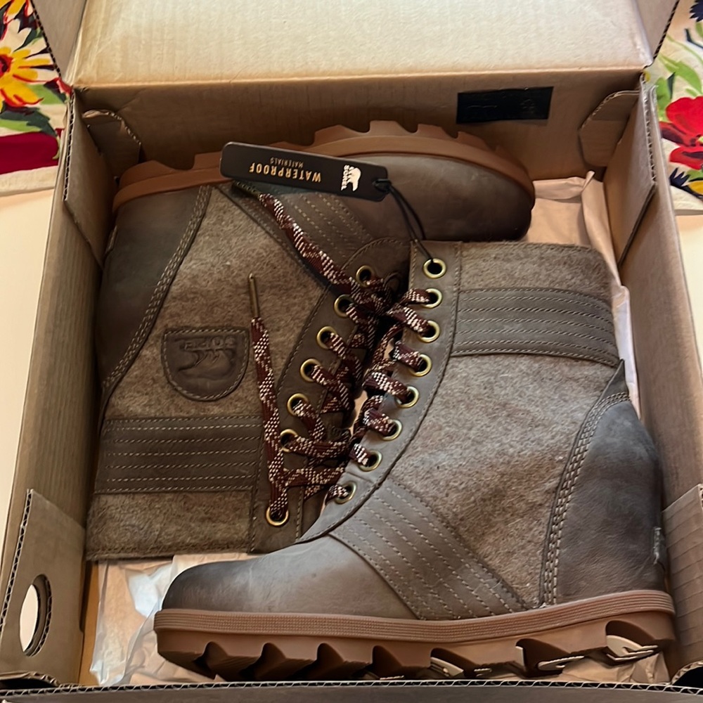 New in box sorel wedged boots